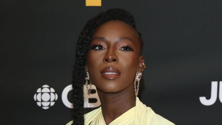Zenesoul wears a yellow gown at the 2022 Juno Awards.